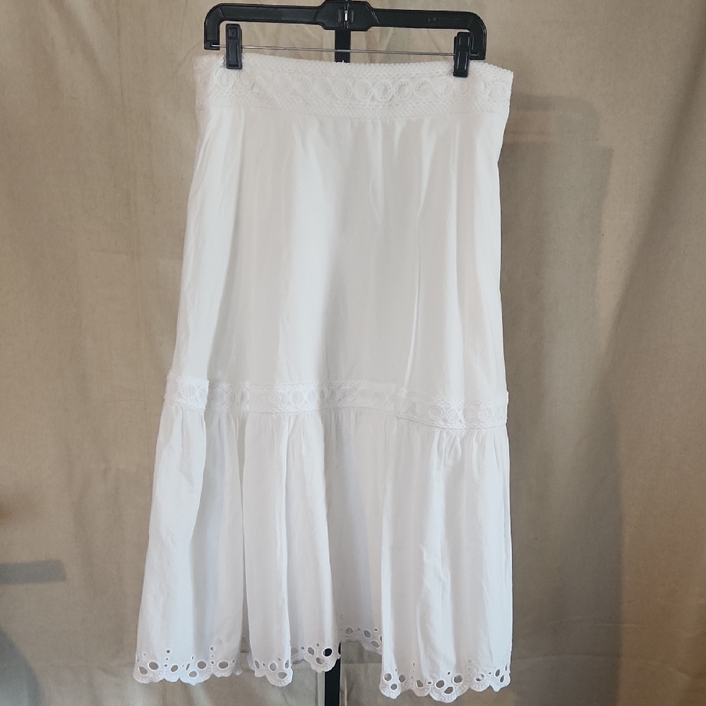 Point Sur Elegant White Lace Trim Skirt